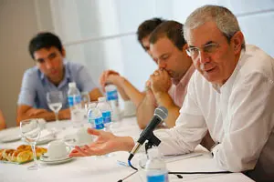 Touri&ntilde;o, durante el encuentro con hijos y nietos de gallegos en Argentina.