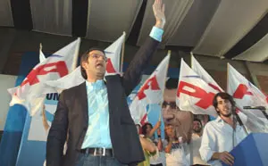El candidato del PPdeG saluda a los asistentes al mitin en el Centro Gallego.