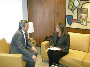  Julio Fern&aacute;ndez Mato y Andrea Canellas, durante su encuentro.