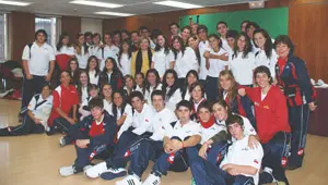 La consejera de Gobernación posa junto al grupo de jóvenes del Estadio Español de Chile. 