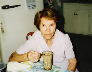  Balbina Barreiras, desayunando en su domicilio de Montevideo.