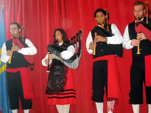  Los gaiteros de la Federación de Asociaciones Asturianas de Cuba pusieron música a la jornada.