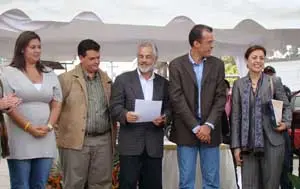 El consejero de Trabajo de la Embajada de España, José Francisco Armas, -en el centro- recibió un reconocimiento de manos del alcalde de Los Salias, Ovidio Lozada –2º por la dcha–,