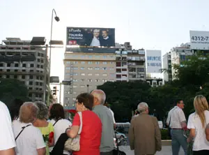 Simpatizantes del PSOE reparten rosas con el cartel del partido en lo alto de un edificio de Buenos Aires.