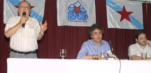 Francisco Lores y Xos&eacute; Manuel P&eacute;rez Bouza, quien present&oacute; el programa del BNG.