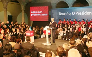  Touri&ntilde;o, en un momento de la pegada virtual de carteles.
