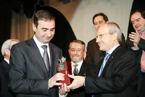 El presidente de la Generalitat entrega un premio en la pasada edición.