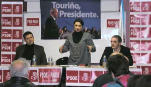  La diputada del Parlamento gallego, junto a Javier Moreno –izda.– y Agustín Tizón, la pasada semana en París.