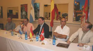  Pedro Bello presenta al invitado de honor, Alfredo Prada –en el centro– en el acto en la Federación.