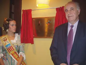 Rafael Blasco descubre la placa recordatoria del acto, junto a la fallera mayor.