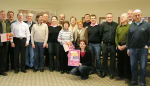 Grupo de participantes con el cartel de promoción para las clases de Lengua y Cultura 2009-2010.
