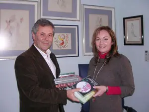  La directora del CAF, Olga de la Pascua, entrega el material audiovisual a Carlos Santos.