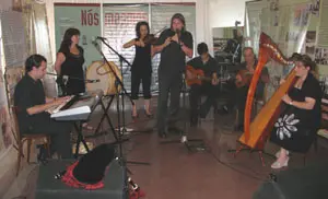 El grupo &lsquo;Kalaik&iacute;a&rsquo;, durante su participaci&oacute;n en el acto inaugural. 