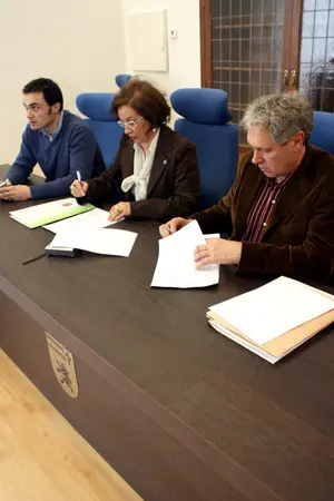 El presidente de la Asociación Castellano Leonesa de Emigrantes y Retornados, Alfonso de Barrio, y la presidenta del Centro Unesco de Castilla y León, Isabel Cantón, durante la firma del convenio
