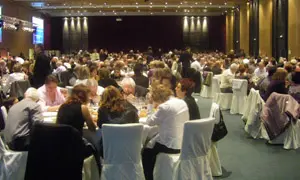  Os convidados &aacute; festa encheron o sal&oacute;n onde tivo lugar a &lsquo;Cea do Entroido&rsquo;.