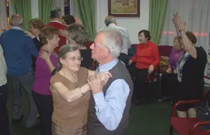  Un momento del baile para los mayores. 