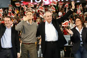  Zapatero y Touri&ntilde;o saludan a los asistentes al mitin del pasado s&aacute;bado en Vigo.