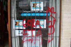Pintadas en la oficina del PP en Mar del Plata.