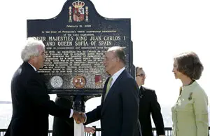 Don Juan Carlos y doña Sofía saludan al alcalde de Pensacola, tras descubrir la placa que inaugura la plaza dedicada a Tristán de Luna. 
