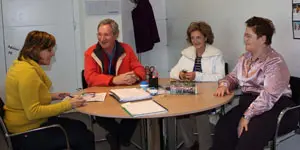  Ana Rivas y Teresa Ordiz, con el presidente de la Casa de Asturias en León, Ricardo García Echevarría.
