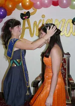  Ver&oacute;nica Quiroga Ramos, reina del 2008, corona a su sucesora, &lsquo;Ariana I&rsquo;.