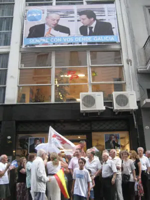  Simpatizantes del PP salieron a la calle a festejar el triunfo.