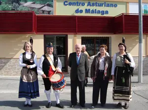 Ordiz, posa delante de la fachada del Centro Asturiano de Málaga.