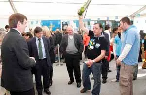  El presidente balear observa con escancian la sidra.