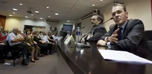 Agustín Torres durante la inauguración de la exposición.