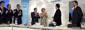  Alberto N&uacute;&ntilde;ez Feij&oacute;o, seguido de Mariano Rajoy, recibe la felicitaci&oacute;n de los integrantes del comit&eacute; de direcci&oacute;n nacional del Partido Popular, tras su victoria en las elecciones gallegas el 1-M.