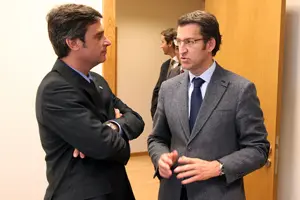  Alberto N&uacute;&ntilde;ez Feij&oacute;o conversa con &Aacute;lvaro Garc&iacute;a, ministro de Econom&iacute;a de Uruguay.