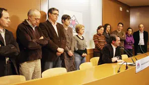  Anxo Quintana, durante su comparecencia, respaldado por otros miembros de la direcci&oacute;n del BNG.