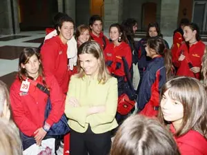Victoria Cristóbal conversando con los jóvenes procedentes de Chile.