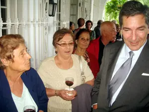 El embajador Cacho se reunió con emigrantes españoles beneficiarios de los viajes del Imserso