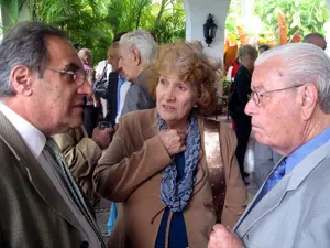  Pablo Barrios –a la izda.– charla con Carmelo González y la actriz Aurora Pita.