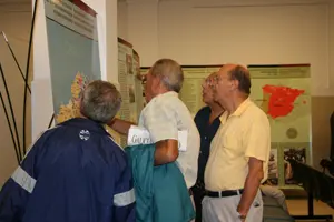  Unas personas observan alguno de los paneles expuestos.