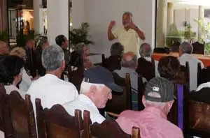 El consejero brinda una charla explicativa a los asistentes, la mayoría pensionistas asistenciales.