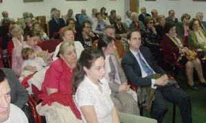 El salón de actos registró una masiva afluencia de personas.