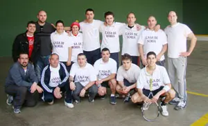 Miembros del equipo de pelota-frontenis de la Casa de Soria en Barcelona.