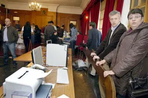 Marisol Soneira y Alfonso Rueda, durante el recuento de ayer en Ourense.