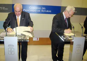  Vicente Álvarez Areces y José Antonio Nespral, en la firma del anterior acuerdo de prestaciones sanitarias.