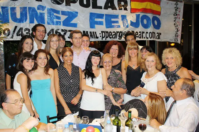  Alberto Núñez Feijóo, con algunos de los asistentes a la cena. 