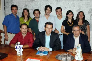  El presidente electo de Galicia, con los jóvenes del PP en Uruguay.