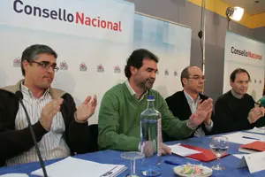  Anxo Quintana recibe los aplausos del resto de la Ejecutiva tras anunciar la dimisi&oacute;n.