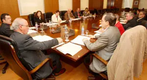 Los miembros de la Comisión recibieron un documento de 36 páginas de las resoluciones del CGCEE en materia de Educación y Cultura.
