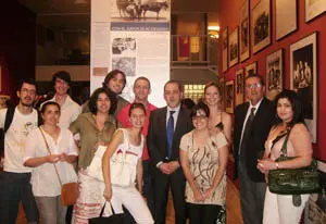  Torres –en la imagen, rodeado de jóvenes– inauguró la exposición Memoria Gráfica de la Emigración Española.