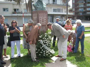 Los dirigentes del Centro Gallego colocan la ofrenda floral al pie del monumento a Rosalía.