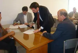  Guillermo Hernández, en el momento de firmar el acuerdo con la Fundación.
