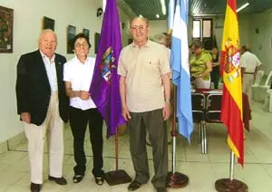 Palentinos, orgullosos, junto a su bandera.