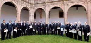Los representantes de las 20 Academias posan junto al rector José Ramón Alonso y la consejera de Cultura, María José Salgueiro, tras recibir el premio más importante para los hispanistas.